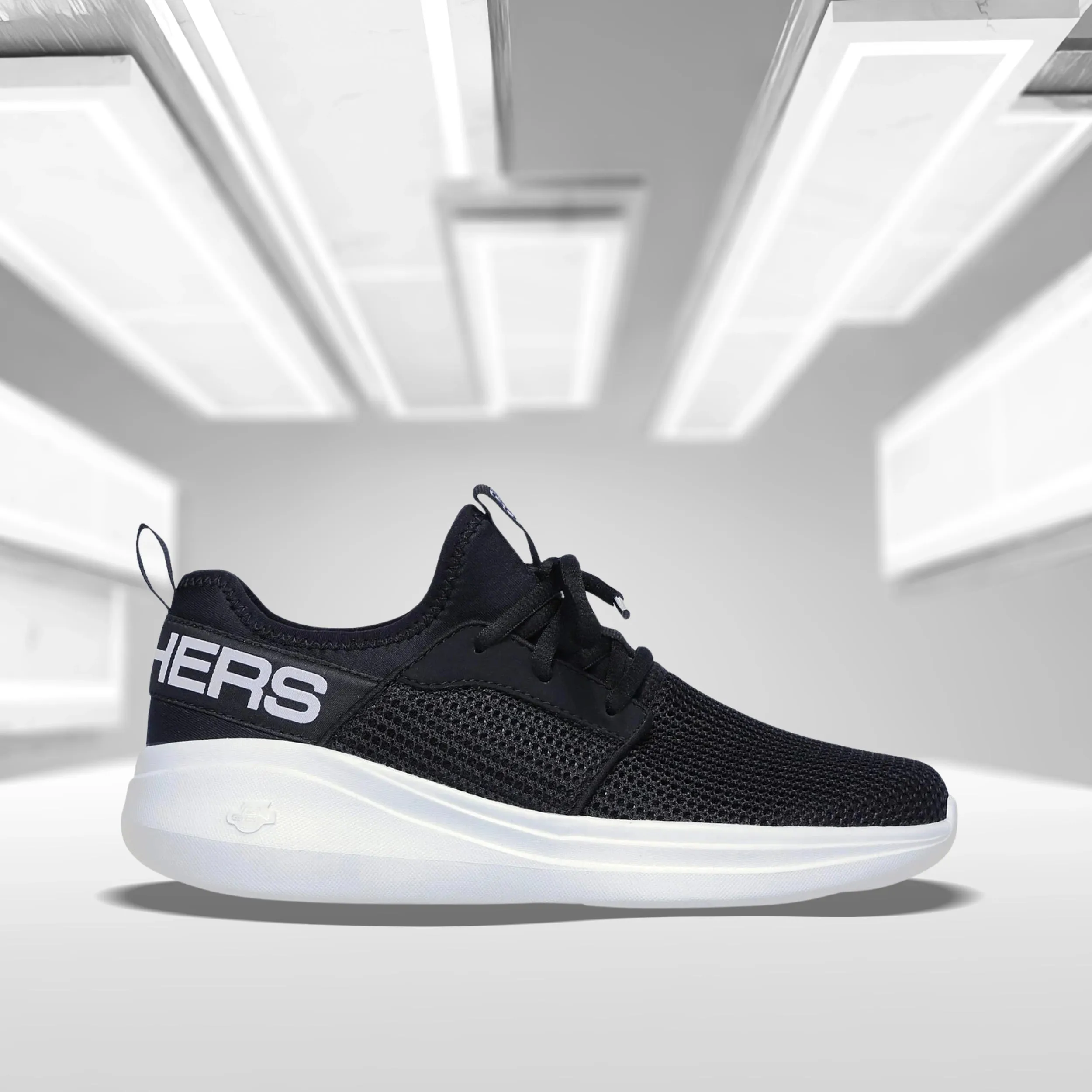 SKECHERS GO RUN FAST-VALOR (15103-BKW)